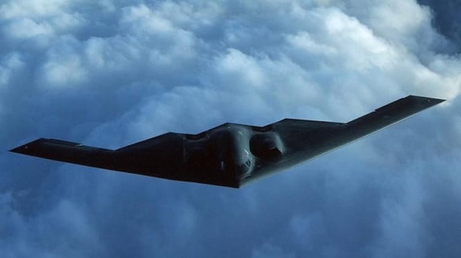 B-2 Stealth Bomber, Desain Sayap Terbang yang Sulit Ditiru, Sistem Navigasi dan Anti-Jamming Super Canggih, Rekam Jejak Tempur: Dari Kosovo hingga Timur Tengah, Misi Siluman 37 Jam: Serang Nuklir Iran?, Upgrade SR-1: B-2 Jadi Semakin Mematikan, Masih Sulit Ditandingi, Tapi B-21 Raider Sudah Mengintip, Bukan Sekadar Pesawat, Tapi Simbol Dominasi