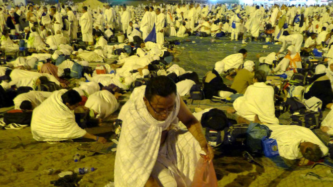 Jemaah haji saat bermalam di Muzdalifah. Mereka juga mengumpulkan batu kecil untuk melempar jumrah., Apa Itu Mabit di Muzdalifah?, Hukum Mabit di Muzdalifah, Tata Cara Mabit di Muzdalifah, Makna dan Hikmah Mabit di Muzdalifah, Keringanan Bagi Jamaah Rentan, Mabit di Muzdalifah, Persiapan Menyambut Hari Raya dan Melontar Jumrah