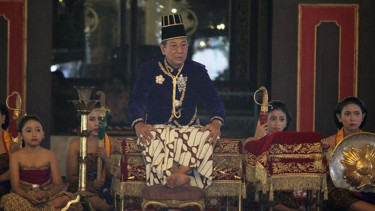 Raja Paku Buwono XIII Hangabehi, Sosok PB XIII, Raja Penjaga Tradisi dan Simbol Kebudayaan Jawa, Perjalanan Hidup dan Keluarga, Warisan Seorang Raja, Ringkasan Profil dan Rekam Jejak PB XIII 