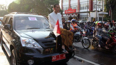 Joko Widodo duduk di atas kap mesin mobil Esemka yang telah dinyatakan lolos uji emisi. Saat itu Jokowi masih menjabat Wali Kota Solo., Jejak Mobil Nasional di Indonesia, Mazda MR90: Cikal Bakal Mobil Rakyat, Bimantara Nenggala dan Cakra: Kolaborasi dengan Hyundai, Timor: Mobil Nasional yang Fenomenal dan Kontroversial, Esemka: Karya Anak Bangsa yang Didukung Jokowi