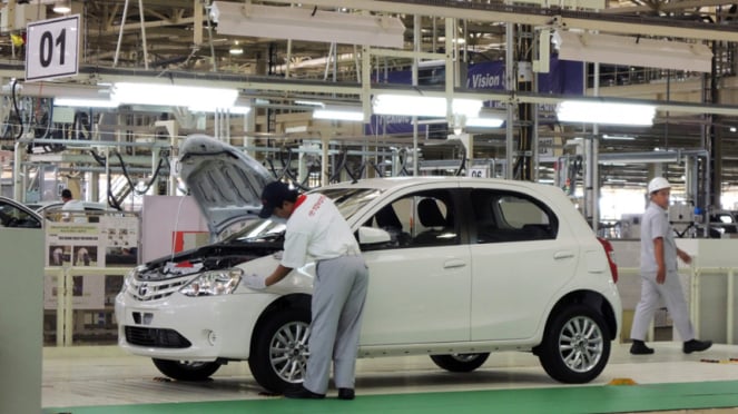Suasana perakitan Toyota Etios di pabrik PT Toyota Motor Manufacturing Indonesia (TMMIN) di kawasan perindustrian Karawang, Jawa Barat, Jumat (15/03/2013).