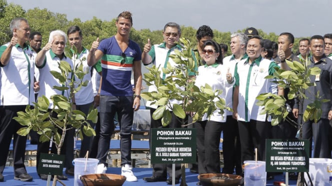presiden SBY tanam mangrove bersama cristiano ronaldo, presiden SBY tanam mangrove bersama cristiano ronaldo , Anak-anak David Beckham di Bandara Ngurai Rai Bali, David De Gea di bandara internasional I Gusti Ngurah Rai, Khedira tengah berlibur bersama kekasihnya., Pemain Manchester United, Chris Smalling, di Rumah Sakit Bali, Zlatan Ibrahimovic liburan di Bali