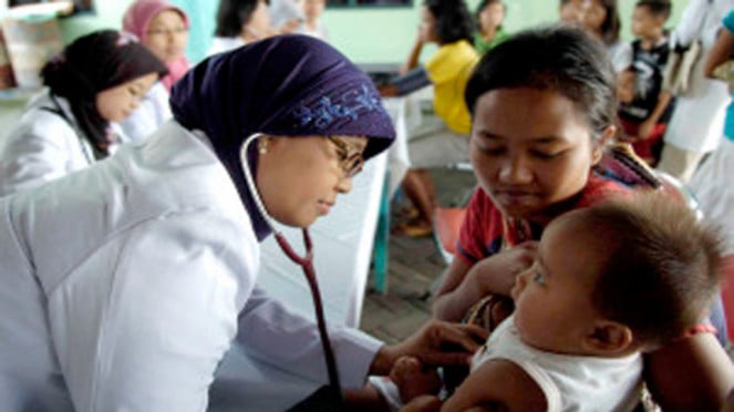 Tenaga medis sedang memeriksa kondisi kesehatan bayi beberapa waktu lalu.