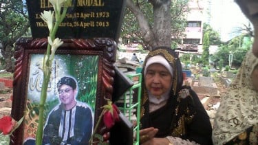 Ibunda berziarah ke makam Uje
