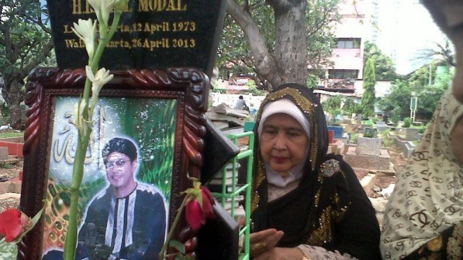 Ibunda berziarah ke makam Uje, DJ Putri Una, Arie Untung, Ibunda berziarah ke makam Uje, Kenny Austin