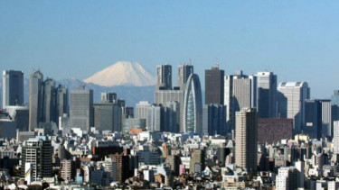 Kota Tokyo dengan latar gunung Fuji.