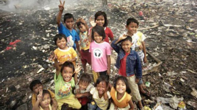 Anak-anak miskin di Indonesia.