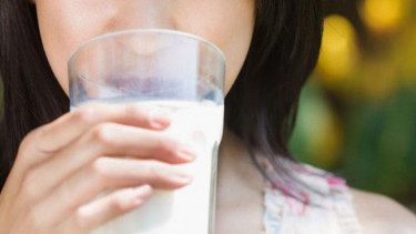 Ilustrasi minum susu.