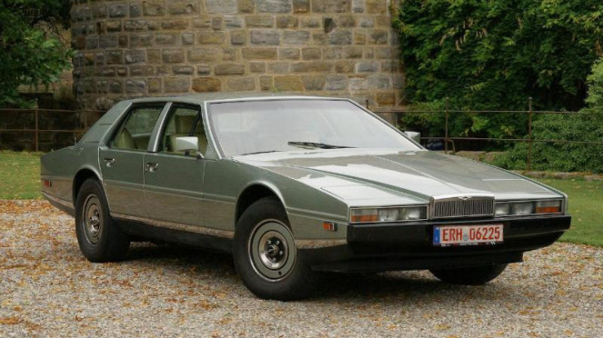 Aston Martin Lagonda, Aston Martin Lagonda, 1. Aston Martin Lagonda — Pioneer Dashboard Digital, 2. Buick Riviera 1986 — Sentuhan Layar di Era 80-an, 3. Nissan 300ZX Z31 — Gabungan Analog dan Digital, Nissan 300ZX alias Fairlady yang dilelang Bea Cukai., 4. Chevrolet Corvette C4 — Mobil Sport Digital Amerika Pertama, 5. Vector W8 — Dashboard ala Jet Tempur, Ilustrasi panel instrumen dasbor mobil.