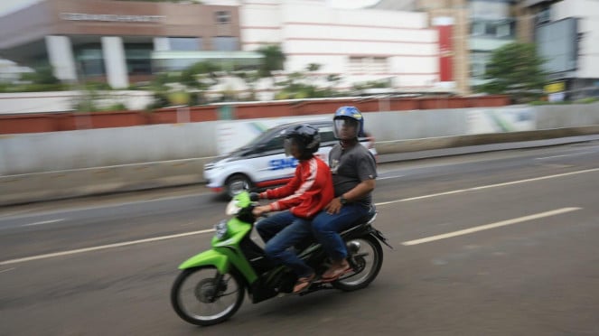 Ilustrasi pengendara motor.