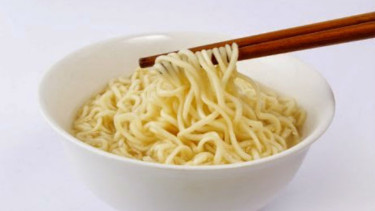 Mie instan.