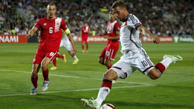 Penyerang Arsenal, Lukas Podolski (kanan), 1. Luka Modric, 2. Lionel Messi, 3. Cristiano Ronaldo, 4. Sergio Ramos, 5. Oscar Ustari   , 6. Guillermo Ochoa, 7. Lukasz Fabianski, 8. Lukas Podolski, 9. Roque Santa Cruz, 10. Jose Montiel