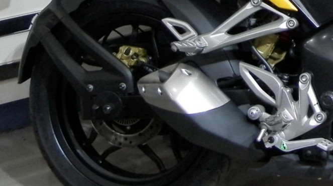 Contoh sensor ABS pada roda belakang motor., Contoh rem depan motor yang dilengkapi ABS., Mengapa Roda Motor Mengunci Lebih Berbahaya Dibanding Mobil?, Manfaat ABS untuk Keamanan Berkendara, Kapan ABS Motor Justru Kurang Efektif?, Contoh sensor ABS pada roda belakang motor.