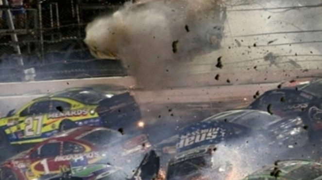 Kecelakaan mengerikan di balapan Nascar