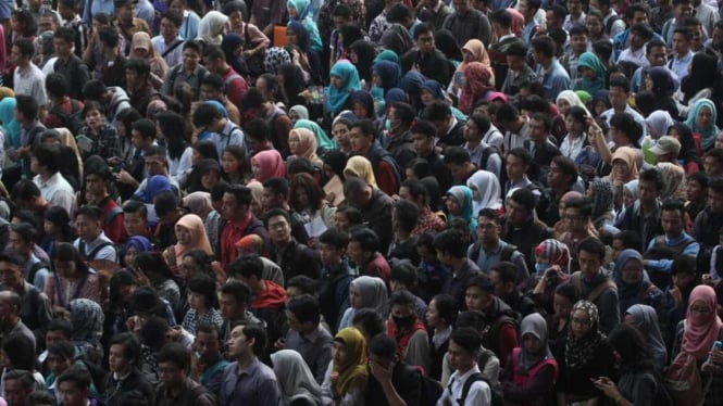Ilustrasi ribuan pelamar kerja di job fair