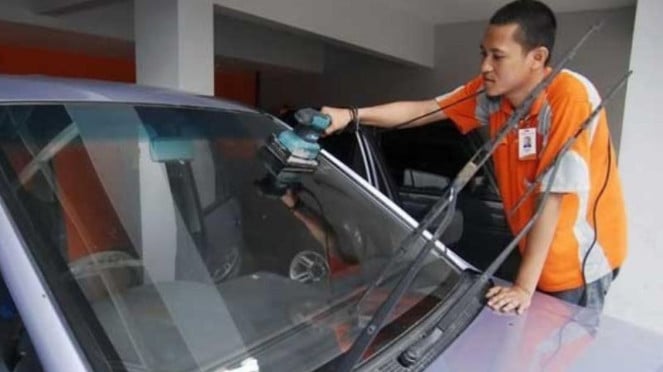 Menghilangkan goresan kaca mobil., 1. Pahami Dulu Jenis dan Kedalaman Goresan, 2. Gunakan Pasta Gigi Mengandung Baking Soda, 3. Gunakan Kompon Poles atau Kit Penghapus Goresan, 4. Gunakan Cat Touch-Up untuk Goresan Dalam