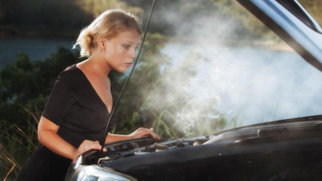 Ilustrasi mesin mobil overheat.
