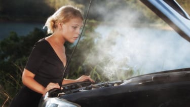 Ilustrasi mesin mobil overheat.