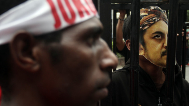 Gambar wajah Riza Chalid (kanan) dibawa peserta unjuk rasa.