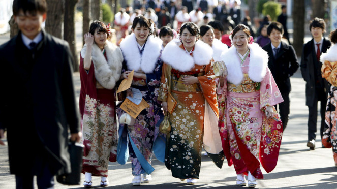 Perayaan Gadis Jepang Menjadi Dewasa Dengan Kimono