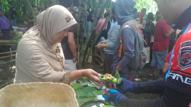 Belanja di Pasar Ini Pakai Mata Uang Bambu