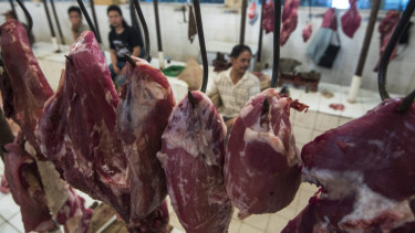 Pedagang daging sapi di pasar tradisional.