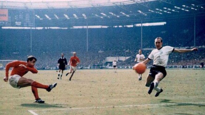 Aksi Geoff Hurst (kiri) di final Piala Dunia 1966