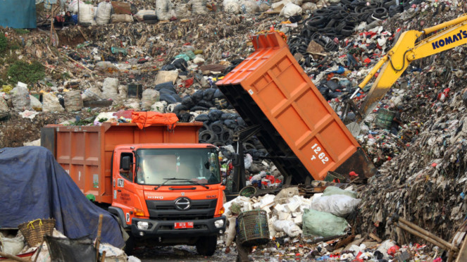 Pekerja menurunkan sampah dari mobil truk sampah di area Tempat Pengolahan Sampah Terpadu (TPST) Bantargebang, Bekasi, Jawa Barat, Jumat (24/6/2016). 