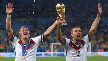 Bastian Schweinsteiger dan Lukas Podolski saat membawa Jerman juara dunia 2014, 1. Luka Modric, 2. Lionel Messi, 3. Cristiano Ronaldo, 4. Sergio Ramos, 5. Oscar Ustari   , 6. Guillermo Ochoa, 7. Lukasz Fabianski, 8. Lukas Podolski, 9. Roque Santa Cruz, 10. Jose Montiel