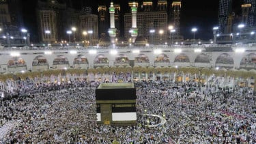 Jemaah haji memutari Ka'bah saat bertawaf.