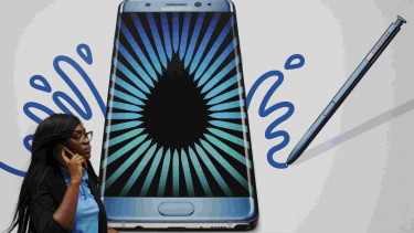 Ilustrasi/Perempuan lewat di depan iklan Samsung Galaxy Note 7.