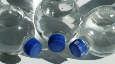 Ilustrasi botol plastik.