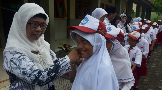 Ilustrasi guru dan murid di sekolah.