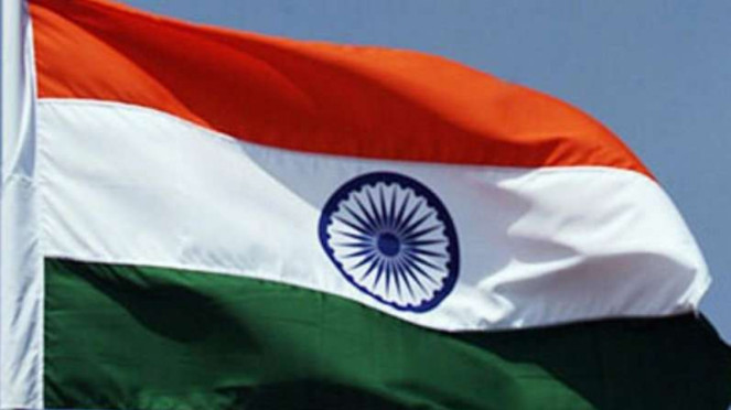 Bendera India., Ilustrasi Bisnis Ekspor, Ilustrasi Populasi India, Bendera India atau Bharat, Ilustrasi tekstil/baju/pakaian., Ilustrasi Pakaian Bekas , Gaya baju bertumpuk ala Uniqlo, Bendera India.