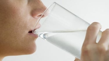 Minum air putih hangat.