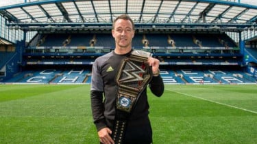 Kapten Chelsea, John Terry dengan sabuk juara WWE