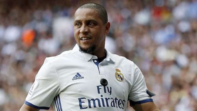 Legenda Real Madrid, Roberto Carlos, menggunakan kamera canggih di dadanya