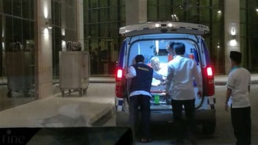 Proses evakuasi jemaah haji sakit