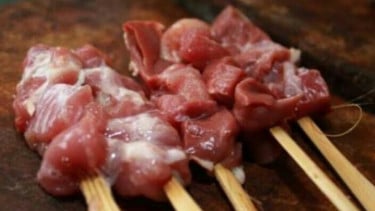 Makan daging kambing.