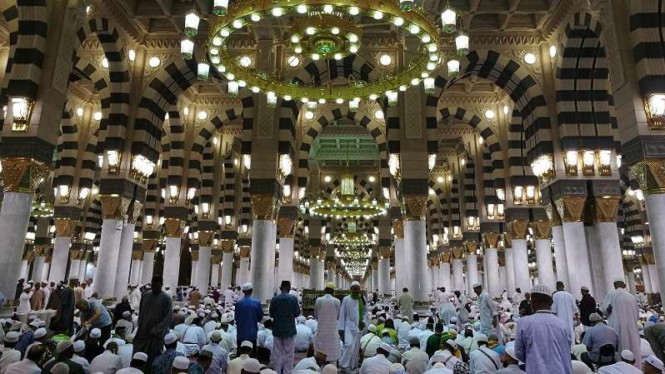 Suasana Salat Jumat di Masjid Nabawi.