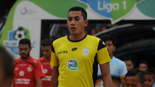 Penjaga gawang Persela Lamongan Choirul Huda (tengah) memasuki lapangan sebelum pertandingan melawan Semen Padang dalam lanjutan Gojek Traveloka Liga 1 di Stadion Surajaya Lamongan, Jawa Timur, Minggu (15/10)., 1. Eri Irianto – Persebaya Surabaya (2000), 2. Jumadi Abdi – PKT Bontang (2009), 3. Akli Fairuz – Persiraja Banda Aceh (2014), 4. Choirul Huda – Persela Lamongan (2017), 5. Taufik Ramsyah – Tornado FC (2021)