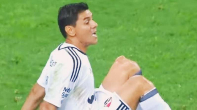 Kiper klub Meksiko Atlas, Oscar Alfredo Ustari cedera patah tulang lutut., 1. Luka Modric, 2. Lionel Messi, 3. Cristiano Ronaldo, 4. Sergio Ramos, 5. Oscar Ustari   , 6. Guillermo Ochoa, 7. Lukasz Fabianski, 8. Lukas Podolski, 9. Roque Santa Cruz, 10. Jose Montiel