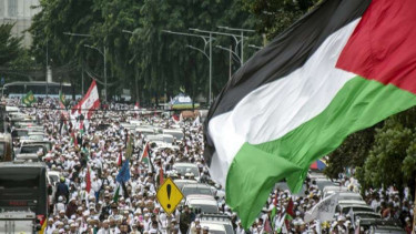 Massa memadati kawasan Monas saat Aksi Bela Palestina di Jakarta