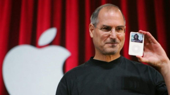Mendiang Steve Jobs saat meluncurkan iPod.