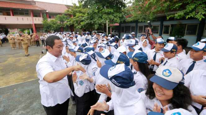 Ilustrasi siswa SMP, Hotline Pengaduan Terbuka untuk Umum: Jangan Takut Melapor, Pemerintah Kota Tegas: Tidak Ada Tempat untuk Pungli dalam Dunia Pendidikan, SPMB Tangerang Dijalankan Secara Transparan dan Akuntabel, Jadwal dan Jalur Pendaftaran SPMB 2025/2026, Mendukung Misi "Gampang Sekolah" Tanpa Pungli, Bersama Wujudkan Penerimaan Siswa Baru yang Jujur dan Bebas Pungli
