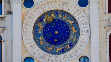 Ilustrasi zodiak., 1. Aries (21 Maret–19 April), 2. Taurus (20 April–20 Mei), 3. Gemini (21 Mei–20 Juni), 4. Cancer (21 Juni–22 Juli), 5. Leo (23 Juli–22 Agustus), 6. Virgo (23 Agustus–22 September), 7. Libra (23 September–22 Oktober), 8. Scorpio (23 Oktober–21 November), 9. Sagittarius (22 November–21 Desember), 10. Capricorn (22 Desember–19 Januari), 11. Aquarius (20 Januari–18 Februari), 12. Pisces (19 Februari–20 Maret)