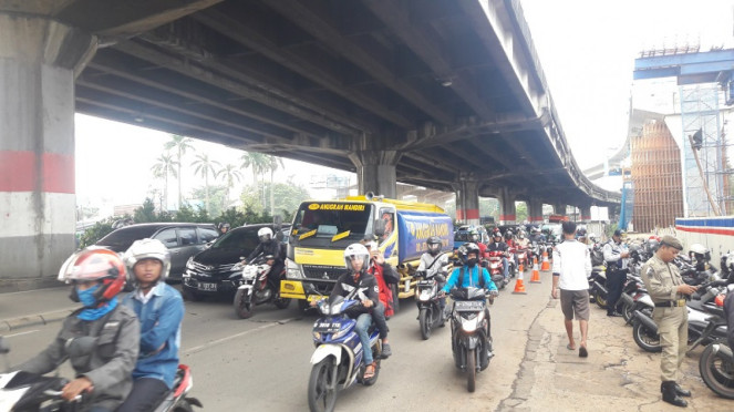 Lalu lintas di Jalan DI Panjaitan pasca robohnya tiang pancang Tol Becakayu