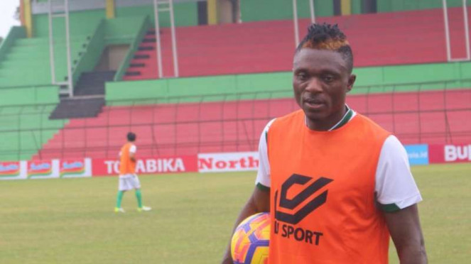 Pemain naturalisasi Indonesia asal Kamerun, Charles Orock dicoret dari PSMS Meda, 1. Herman Dzumafo, 2. Silvio Escobar, 3. Guy Junior Nke Ondoua, 4. Charles Orock, 5. Onorionde Kughegbe John (OK John), 6. Zoubairou Garba, 7. Fabiano Beltrame