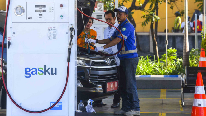 Petugas mengisi bahan bakar gas untuk kendaraan umum di stasiun pengisian bahan bakar gas (SPBG) PGN di Surabaya