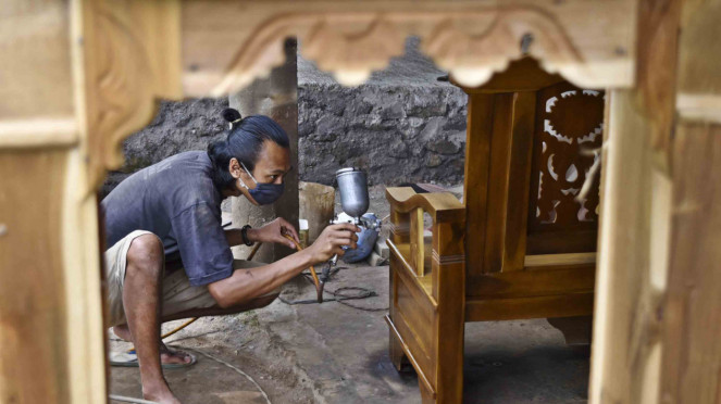 Perajin memproduksi mebel di salah satu industri rumahan